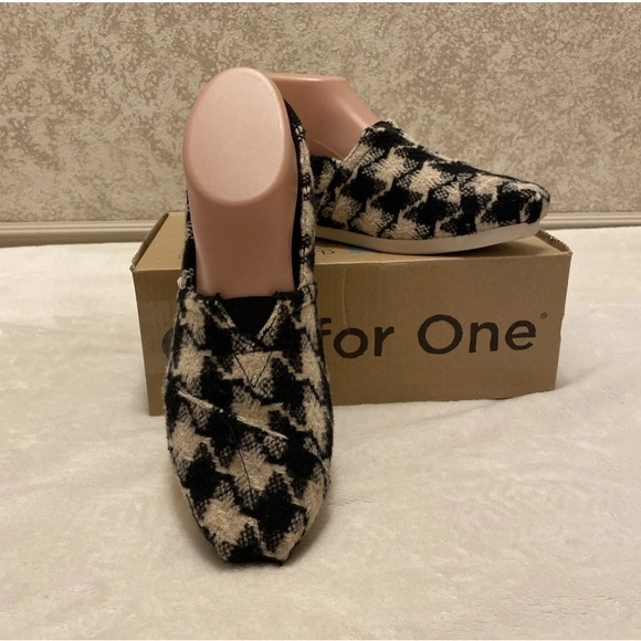 Toms Shoes - Toms Black and Cream XL Houndstooth Flats